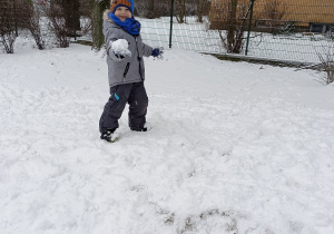 Chłopiec trzyma śnieżkę