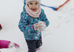 Dziewczynka trzyma śnieżkę
