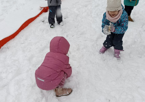 Dzieci bawią sięna śniegu