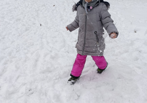 Dziewczynka biega po śniegu