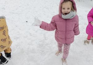 Dziewczynka rzuca śnieżką