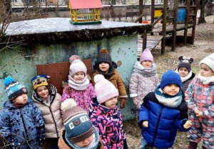 Dzieci zostawiają karmnik w ogrodzie przedszkolnym
