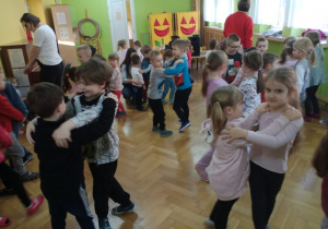 Dzieci tańczą do piosenki o dziadkach