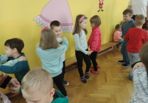 Dzieci tańczą do piosenki o dziadkach