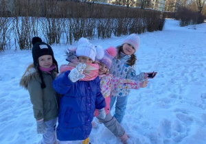 Zabawy dzieci na śniegu