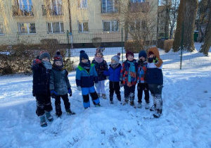 Zabawy dzieci na śniegu