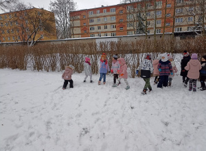 Zima, zima, zima, pada, pada śnieg ... - zabawy na śniegu w grupie III