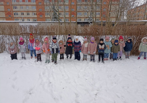 Grupowe zdjęcie w ogrodzie przedszkolnym
