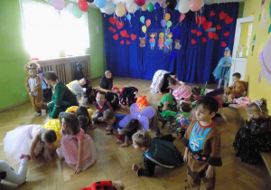 Dzieci biorą udział w zabawie karnawałowej.