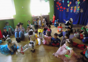 Dzieci biorą udział w zabawie karnawałowej.