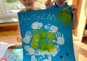 Pokaz plakatu wykonanych na spacer z okazji dnia autyzmu