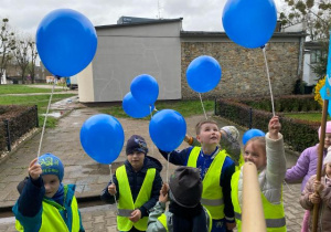 Spacer po okolicy przedszkola z niebieskimi balonami