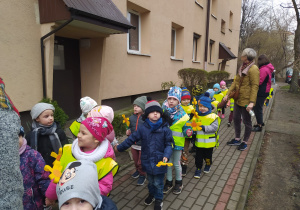 spacer dzieci po najbliższej okolicy z żółtymi kwiatami