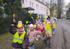 spacer dzieci po najbliższej okolicy z żółtymi kwiatami
