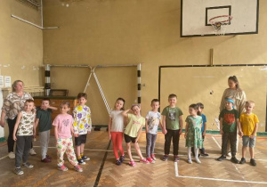 Dzieci oglądają salę gimnastyczną w szkole
