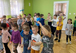 Dzieci tańczą do piosenki o tolerancji