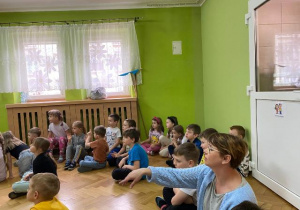 Dzieci słuchają informacji na temat tolerancji