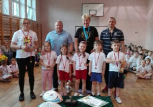 Dzieci otrzymały medale za wygraną w rugby