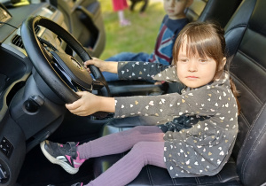 Dziewczynka siedzi w wonie policyjnym