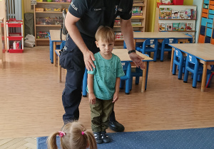 Policjant tłumaczy dzieciom, jak zachować się w stosunku do atakującego cię psa