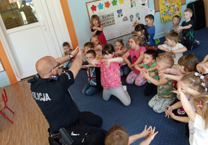 Policjant tłumaczy dzieciom, jak zachować się w stosunku do atakującego cię psa