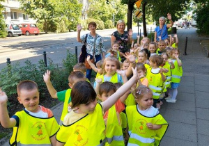 Dzieci przed wejściem do Baśniowej Kawiarenki