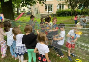 Malowanie palcami zamoczonymi w farbie po folii stretch