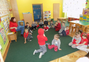 Dzieci szukają w klasie koloru czerwonego