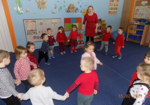 Dzieci śpiewają piosenkę o kolorze czerwonym