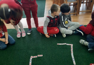 Walentynkowe domino gra zespolowa w grupie elfów.