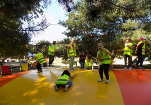 Dzieci skaczą na trampolinie.