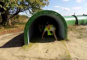 Dzieci chodzą w tunelu.