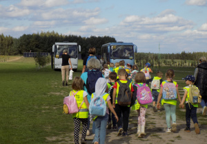 Dzieci i opiekunowie idą do autokaru. Koniec wycieczki. Jedziemy do przedszkola.