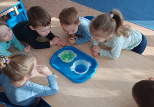 Dzieci z grupy I oglądają eksperyment - podwodny wulkan