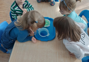 Dzieci z grupy I oglądają eksperyment - podwodny wulkan
