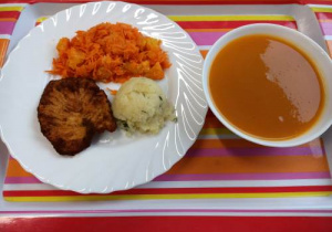 obiad - krem dyniowy z prażonym ziarnem słonecznika, kotlet w panierce paprykowej, surówka z marchwi i pomarańczy, ziemniaki