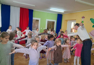 kroki tańca Carmen wykonaniu przedszkolaków