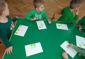 Zabawy plastyczne z wykorzystaniem zielonych kółek origami w grupie elfów