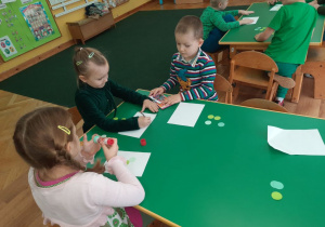 Zabawy plastyczne z wykorzystaniem zielonych kółek origami w grupie elfów