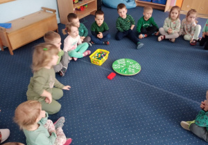 Dzieci z grupy I bawią się w liczenie matematycznych ogórków