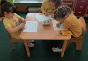 Dzieci z grupy elfów rysują swój nastrój.