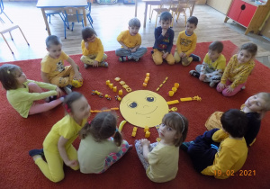 Dzieci układają promienie słońca z różnych przedmiotów.
