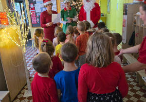 Pani Jola czyta list od Mikołaja