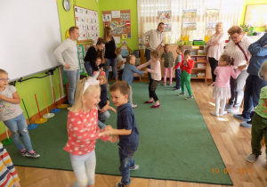 Dzieci i ridzice z grupy trzeciej tańczą w parach