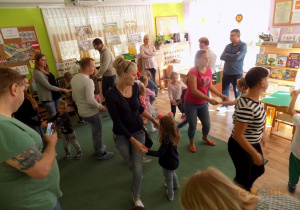 Dzieci i ridzice z grupy trzeciej tańczą w parach