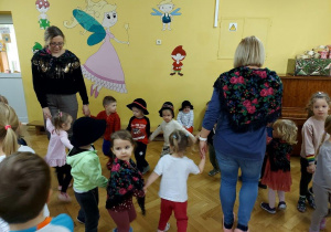 Zabawa w kółeczkach przy dźwiękach kolęd