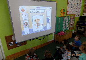 Dzieci z grupy trzeciej wykonują zadania na tablicy interaktywnej