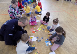 dzieci układają znaki drogowe z pociętych elementów