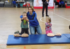 Dzieci składają ręce aby przystąpić do masażu serca