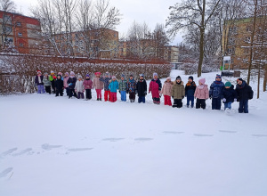 Zabawy na śniegu w grupie IV